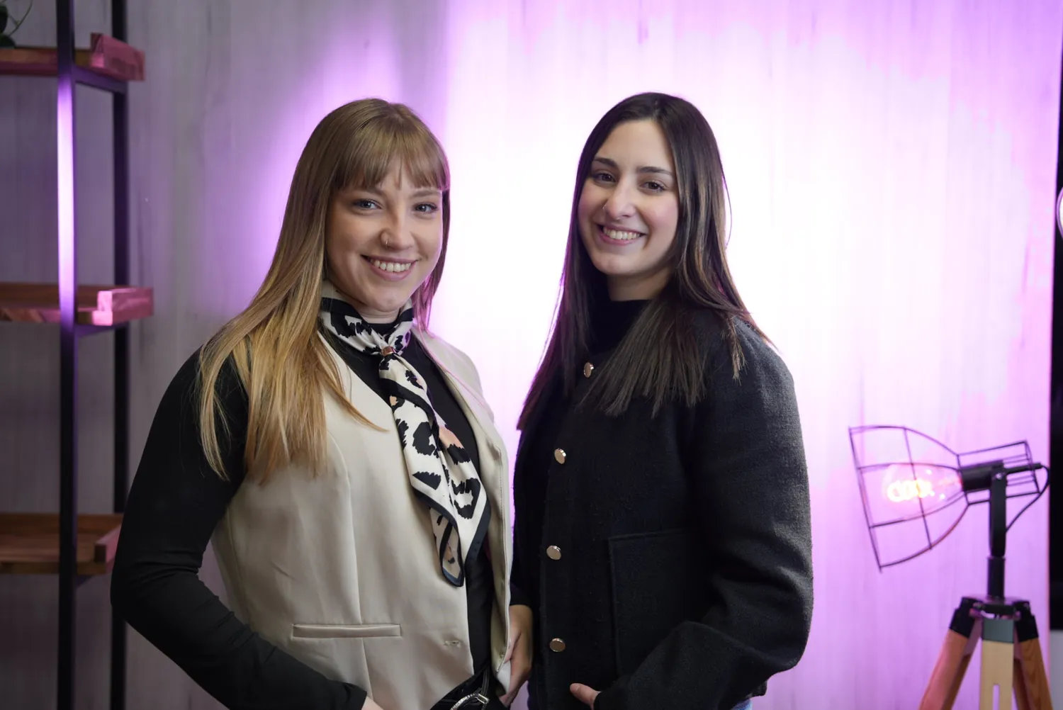 Naiara y Milena trabajando juntas en el estudio.